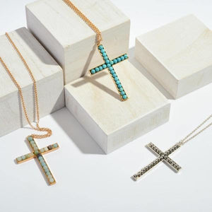 Collier long avec pendentif croix en perles de pierre naturelle