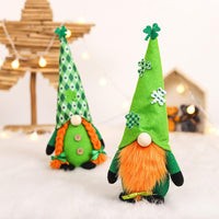 Couple de gnomes avec chapeau de trèfle de la Saint-Patrick
