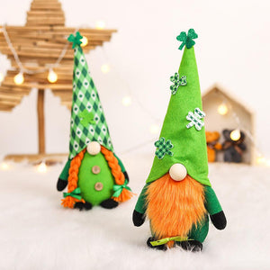 Couple de gnomes avec chapeau de trèfle de la Saint-Patrick