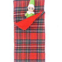 Vêtements de sac de couchage à carreaux pour poupée elfe sur une étagère de Noël