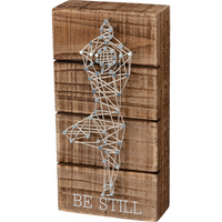 Be Still - Letrero de caja de arte de cuerdas