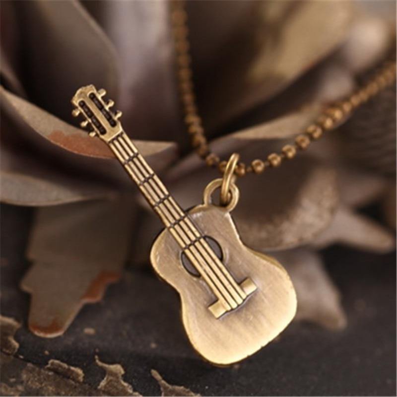 Collier de chaîne de perles avec pendentif de guitare en bronze vintage